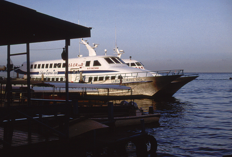 798_De snelboten van Labuan naar Kota Kinabalu.jpg